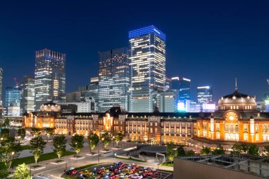 Gece sahnesinde Tokyo Istasyonu