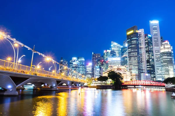 Singapore cityscape and bridge in night. — Stock Photo, Image