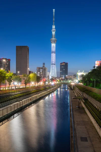 Tokyo Sky Tree i skymningen. — Stockfoto