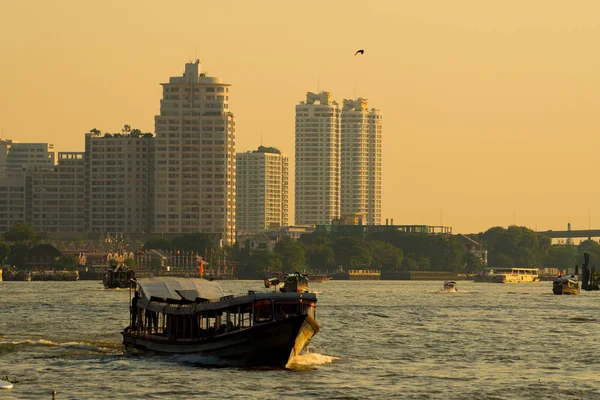 Boat traffic river in evening. — Stock Photo, Image