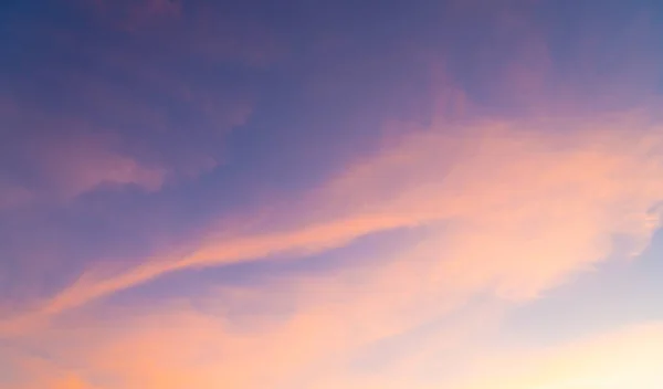 Σύννεφα και ουρανός στο ηλιοβασίλεμα το βράδυ του καλοκαιριού. — Φωτογραφία Αρχείου