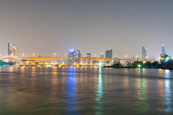 Ponte sobre o rio na cidade de Bangkok . — Fotografia de Stock