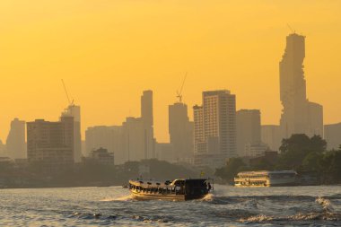Akşam tekne trafik nehri.