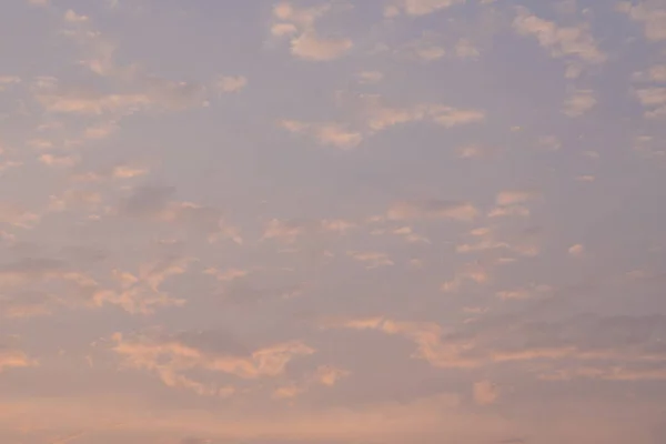 夕暮れ時の雲と空. — ストック写真