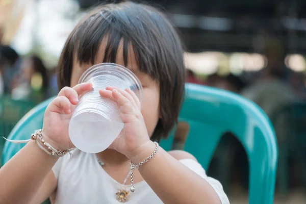Cam plastik su içme çocuk kız. — Stok fotoğraf