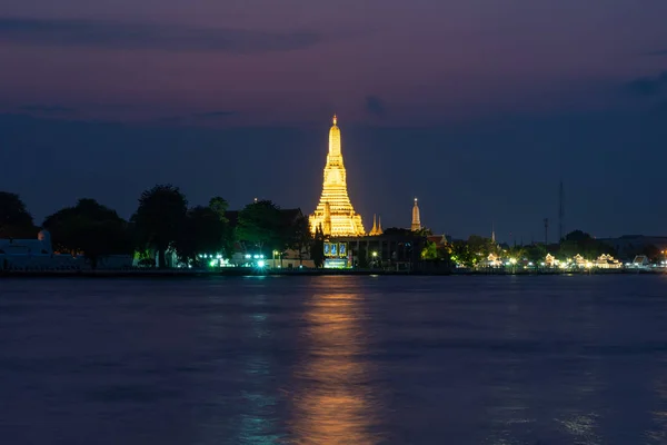 Wat arun in twilight. — Stock Photo, Image