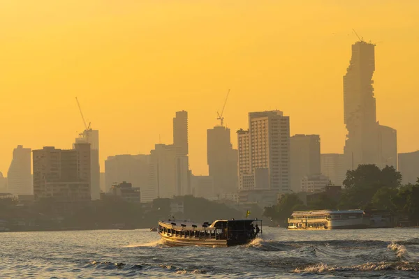 Boat traffic river in evening. — Stock Photo, Image