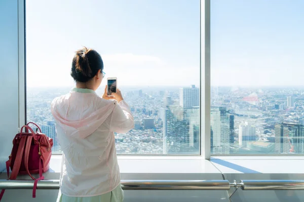 Aziatische vrouw reiziger in Tokio stad. Rechtenvrije Stockfoto's