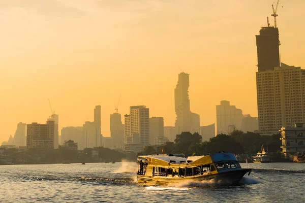 Rio de tráfego de barco à noite . — Fotografia de Stock