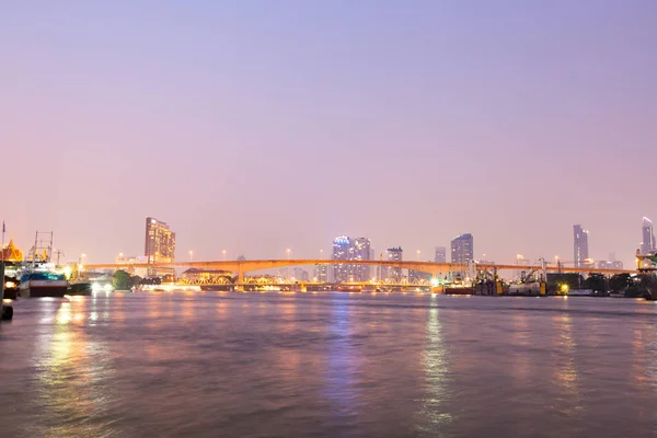 Puente sobre río en la ciudad de Bangkok . —  Fotos de Stock