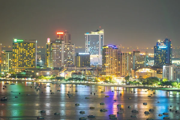 Pattaya City in de avond. — Stockfoto