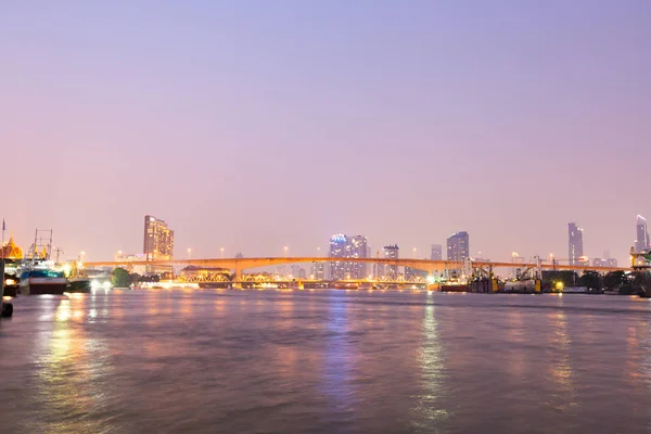 バンコク市内の川に架かる橋します。. ストック画像