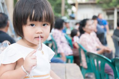 Asyalı çocuk kız tatilde dinlenmek.