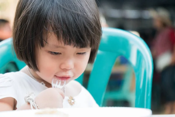 Asian dziecko dziewczyna zrelaksować się w wakacje. — Zdjęcie stockowe