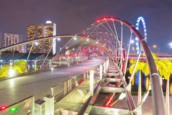 Helix most v noci v Singapuru. — Stock fotografie