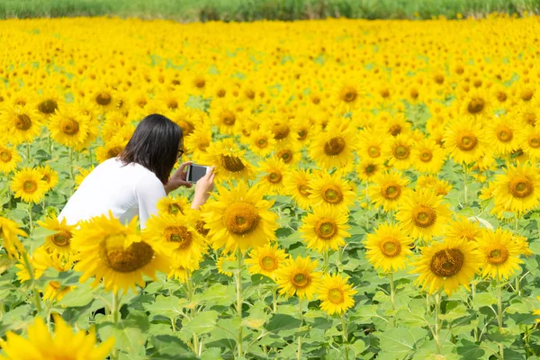 Mujer asiática tomar foto smartphone . — Foto de Stock