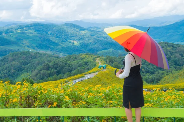 Asiatin hält bunten Regenschirm in der Hand. Stockfoto