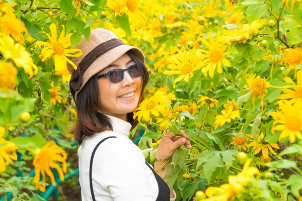 Aziatische vrouw reiziger in vakantie. — Stockfoto