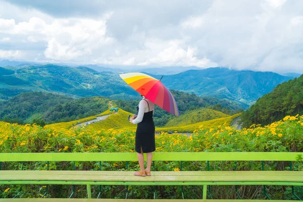 Mujer asiática sostiene paraguas multicolor . — Foto de Stock
