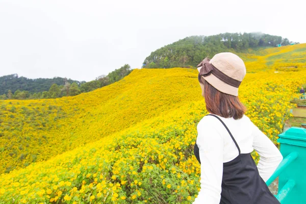 亚洲女性旅客在度假. — 图库照片