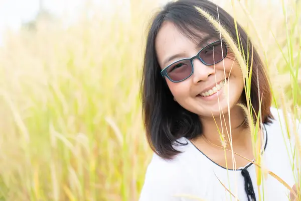 Asiática mujer relajarse en hierba campo . — Foto de Stock