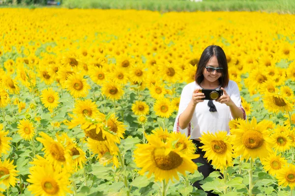 Mujer asiática tomar foto smartphone . — Foto de Stock