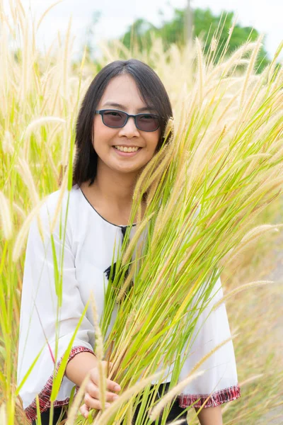 Asiática mujer relajarse en hierba campo . — Foto de Stock