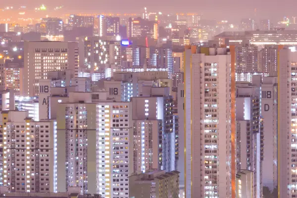 Singapura edifícios altos à noite — Fotografia de Stock