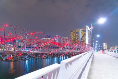 Singapur 'da gece Helix Köprüsü