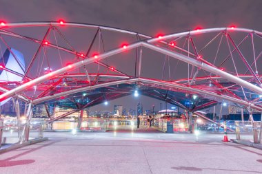 Singapur 'da gece Helix Köprüsü