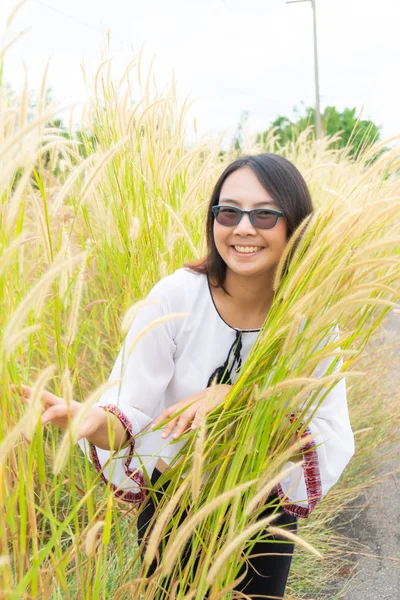 Asiática mujer relajarse en hierba campo . — Foto de Stock