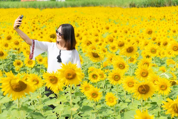 Asijská žena fotografická smartphone. — Stock fotografie