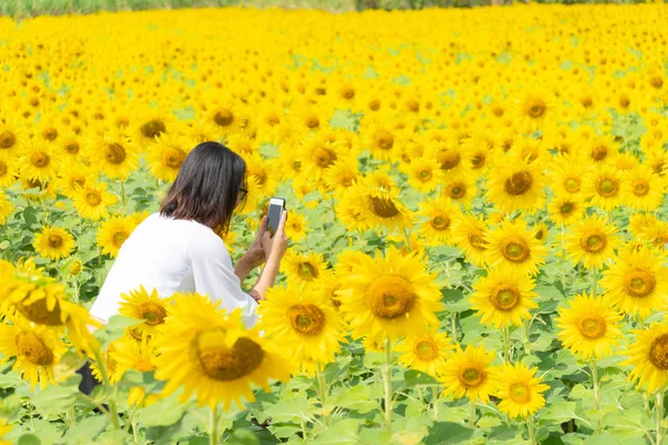 Mujer asiática tomar foto smartphone . — Foto de Stock