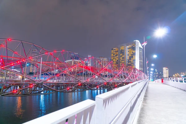 Singapur 'da gece Helix Köprüsü — Stok fotoğraf