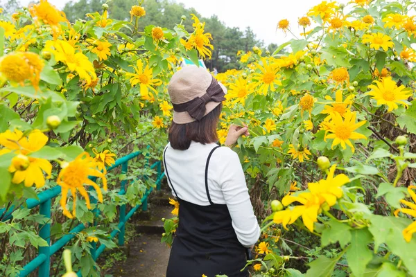 亚洲女性旅客在度假. — 图库照片