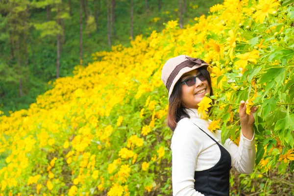 Mujer asiática viajero en vacaciones . —  Fotos de Stock