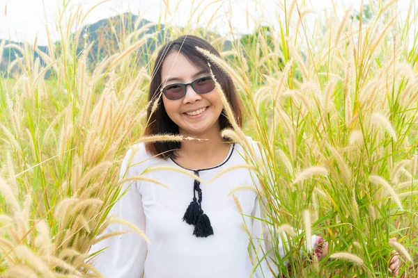 Asiática mujer relajarse en hierba campo . — Foto de Stock