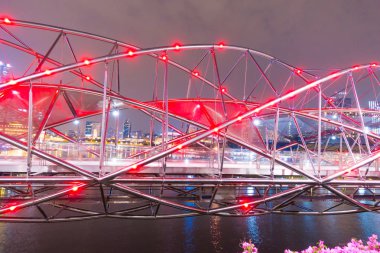 Singapur 'da gece Helix Köprüsü