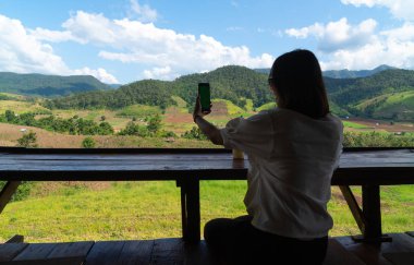 Akıllı telefon kullanan siluet kadın.