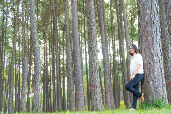 木に立つ女性 — ストック写真