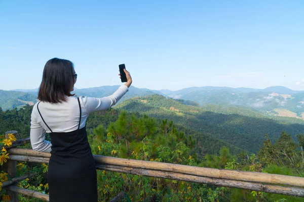 Selfie-Reise einer Asiatin im Urlaub. — Stockfoto