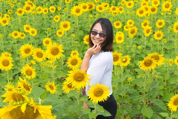 Smile asian woman in sunflower filed. — Stock Photo, Image