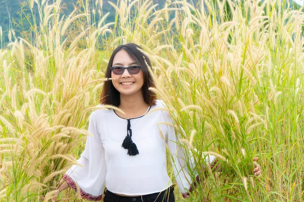 Asiática mujer relajarse en hierba campo . —  Fotos de Stock