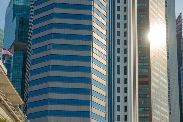 La luz solar del sol se refleja en el espejo del rascacielos . — Foto de Stock