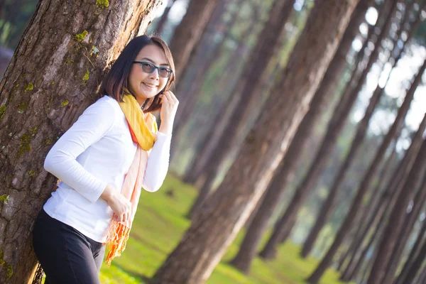 Женщина, стоящая напротив дерева — стоковое фото