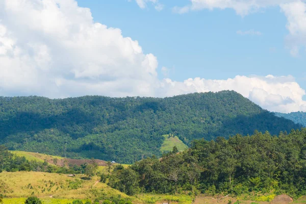 Montanha e céu . — Fotografia de Stock