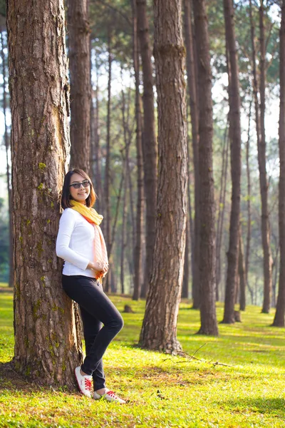 Žena stojící proti stromu — Stock fotografie