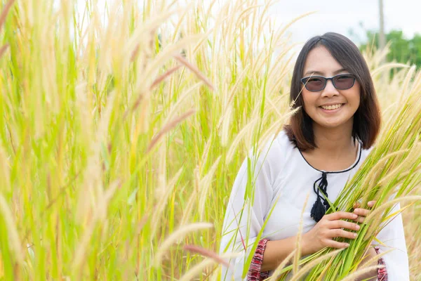 Asiática mujer relajarse en hierba campo . — Foto de Stock