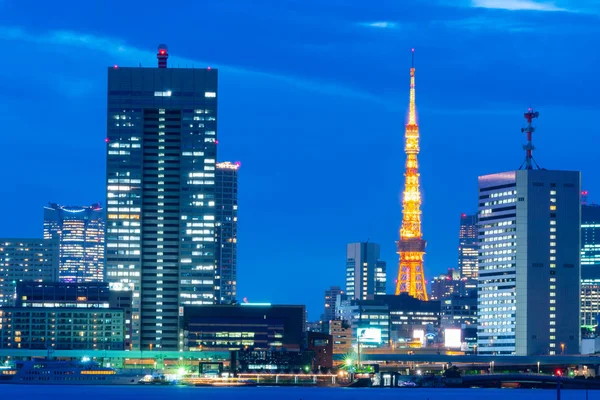 Torre de tokyo e construção de negócios . — Fotografia de Stock