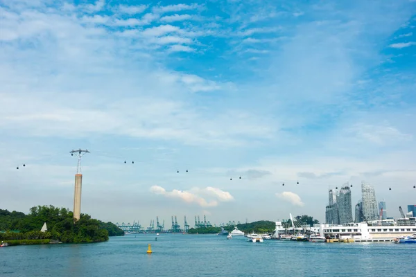 Singapur şehrinde teleferik ve gökdelen. — Stok fotoğraf